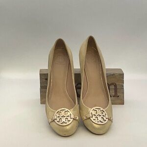 TORY BURCH Mini Miller Logo Leather Wedge Pumps Platinum Gold Metallic Sz 9.5